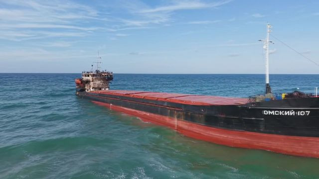 Rusiyanın vurulan gəmisi Türkiyədə quruya \"oturdu\" - Sahibsiz tanker + FOTO