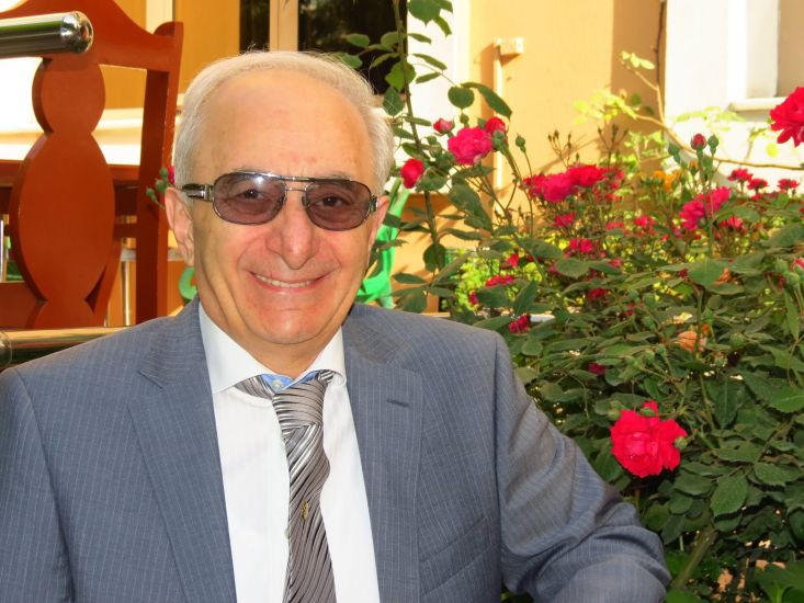 \"Ziyalı cəmiyyətdə ancaq bozluq, alim həmkarlarında ancaq sxolastika görürsə, onda...\" - Keçmiş komitə sədri