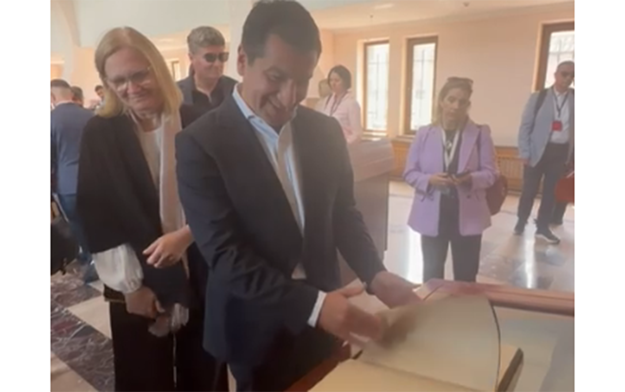 Hikmət Hacıyev diplomatların qarşısında erməni yalanını belə ifşa etdi - VİDEO