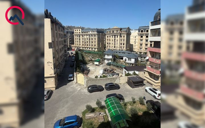 \"Bəy Mamed” yaşayış kompleksinin həyətində özünə villa tikdirir” - FOTOLAR