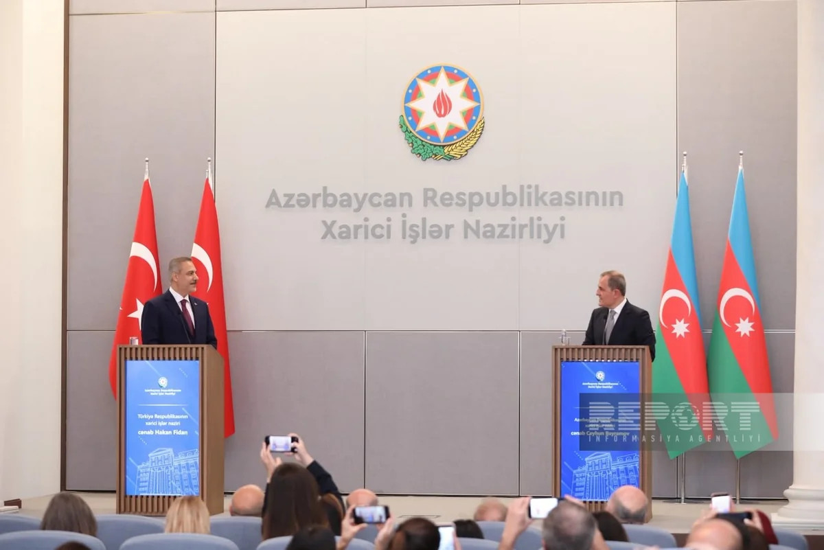 Azərbaycan və Türkiyə XİN başçıları brifinqdə: \"Bölgədə baş verən proseslər hər iki ölkəni narahat edir\"