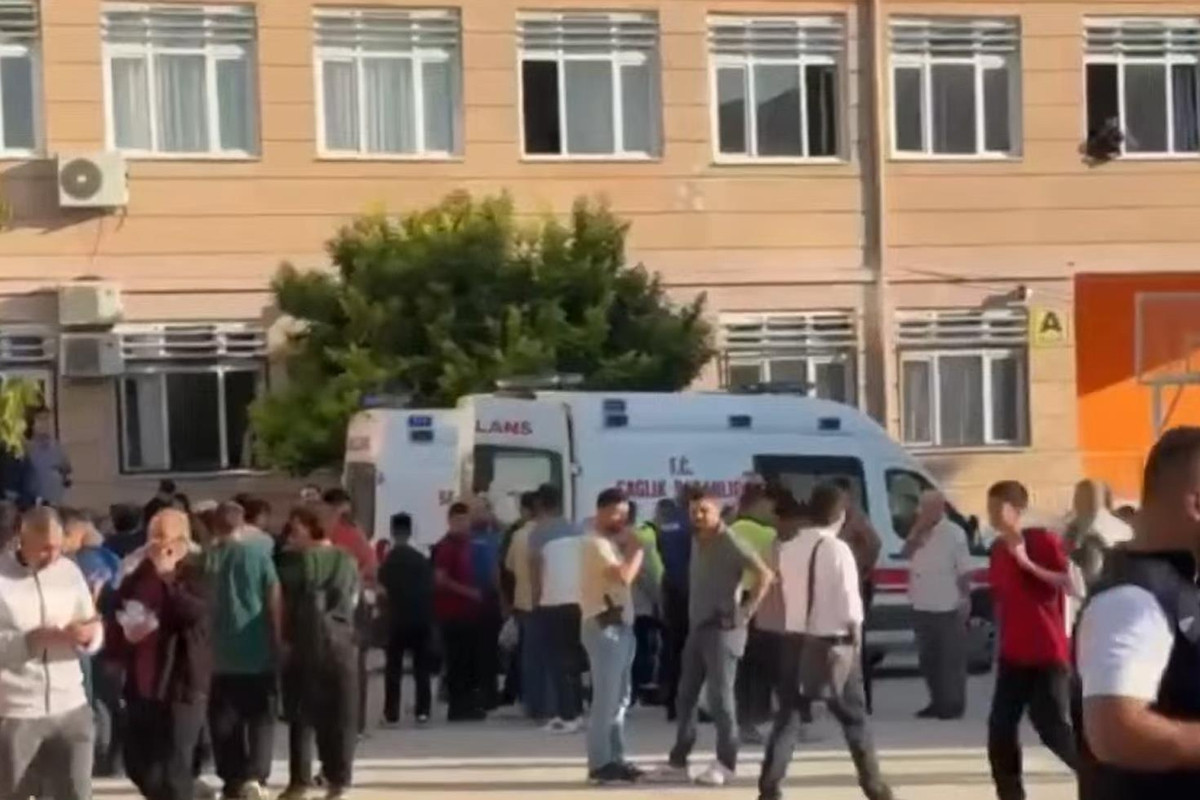 Türkiyədə məktəbə hücum olub - Yaralılar var