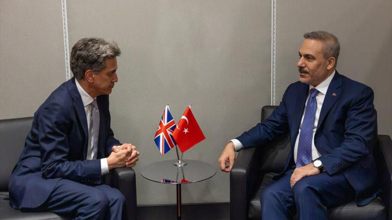 Türkiyə və Britaniya XİN başçıları müzakirə aparıb - FOTO