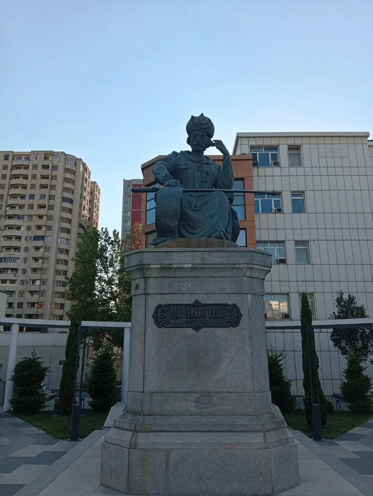 Xətainin abidəsinin postamenti üzərindəki yazı... - Araşdırma başlayıb + FOTOLAR 