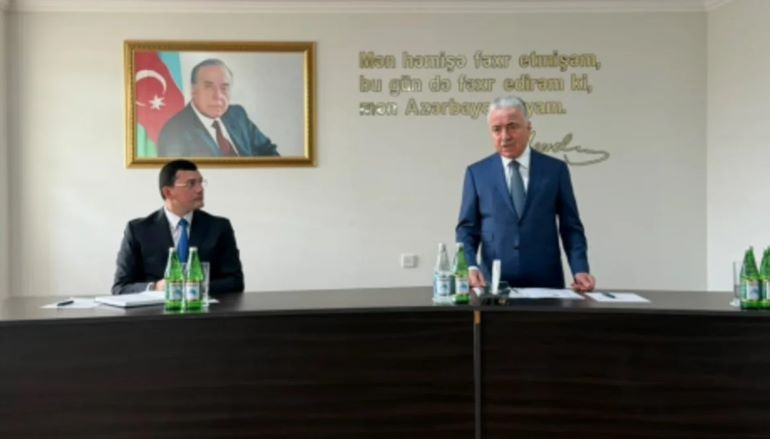 Prezidentin köməkçisi yeni&nbsp; icra başçısını kollektivə təqdim edib - FOTOLAR