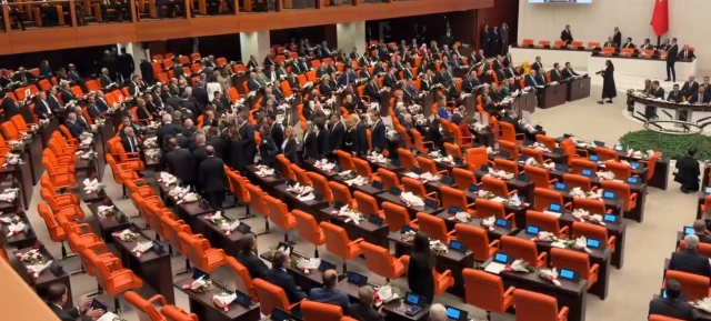 Türkiyə parlamentində gərginlik-&nbsp;Ərdoğan gəldi, Kılıçdaroğl ayağa qalxmadı, 91 deputat isə zalı tərk elədi (FOTO)