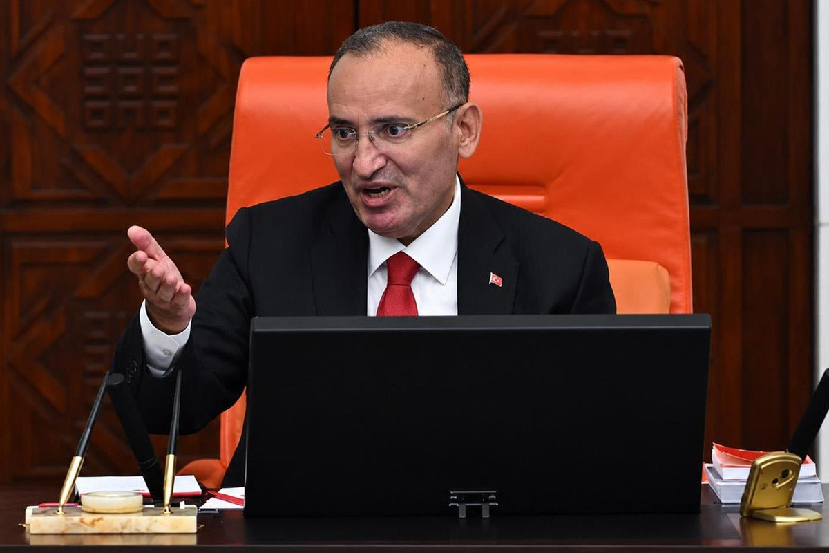 Türkiyə parlamentində şok istefa - Vitse-spiker vəzifədən getdi  (FOTO)