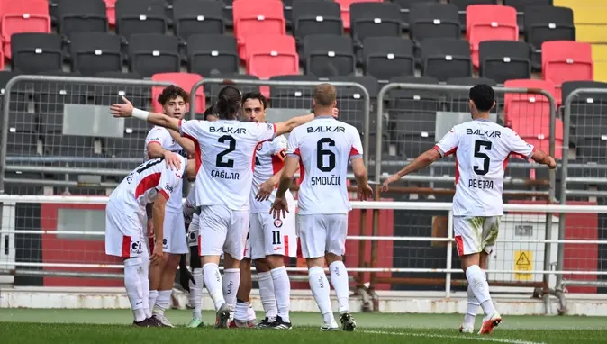Burak Yılmaz ilk matçında 3 qolla qələbə qazandı