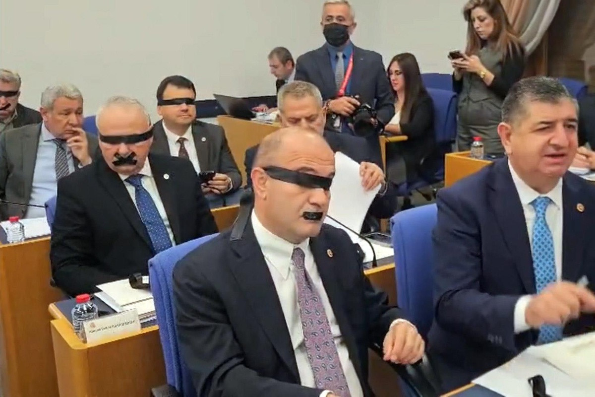 Türkiyə parlamentində şok olay - Deputatlar gözləri və ağızlarını bağladı + FOTO