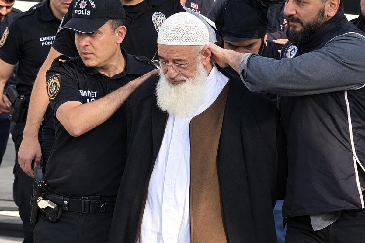 Türkiyədə 69 yaşlı yazıçının qoluna qandal taxdılar - İŞİD-mi ittihamı ilə 