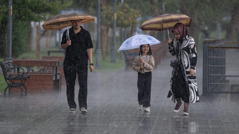 İstanbulda hava pisləşdi: ev, iş yerləri və maşınlar su altında qaldı - Məktəblərdə dərslər dayandırıldı