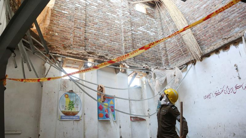Pakistanda dərs zamanı məktəbin damı çökdü - 27 şagird öldü