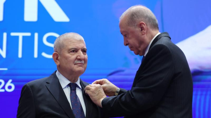 Daha bir deputat Ərdoğanın partiyasına keçdi
