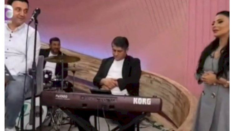 Aparıcı efirdə yuxulayan musiqiçini belə oyatdı - VİDEO