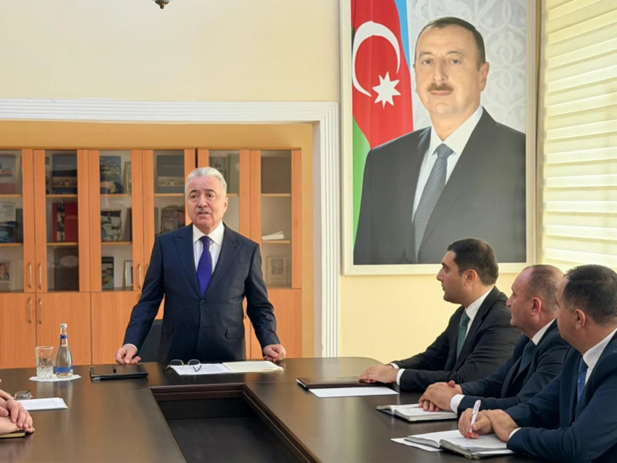 Prezidentin köməkçisi yeni icra başçısını kollektivə təqdim etdi - FOTOLAR