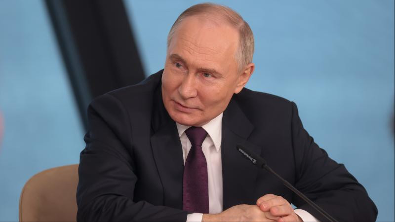 Rusiya \"Starlink\"ə bənzər peyk internet sistemi hazırlayır - Putin \"Mask əsl dahidir, onun orbitdə neçə peyki var?!\" dedi 