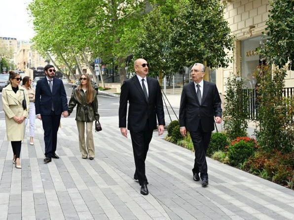 İlham Əliyev ailəsi ilə şəhərdə açılışda- FOTOLAR