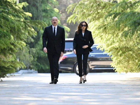 Prezidentlə xanımı Fəxri xiyabanda - FOTOLAR