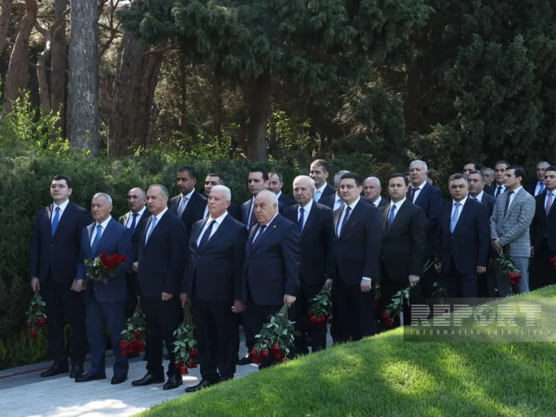 PA rəhbəri, spiker, Baş nazir... - Hökumət rəsmiləri Fəxri Xiyabanıda + FOTO