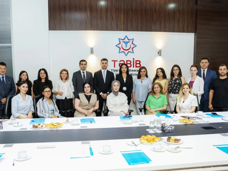 TƏBİB-in yeni \"media patron\"u \"seçilmiş jurnalistlər\"lə görüşü niyə gizlətmək istəyib? - Zara İbrahimovanın izahı və jurnalistlərin rəyi... (FOTOLAR)