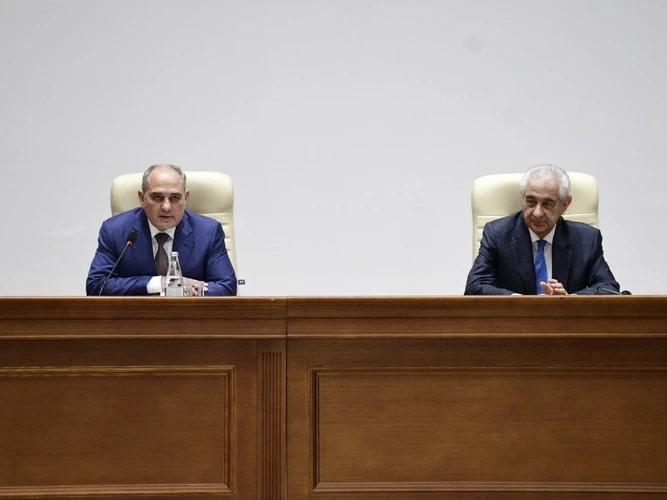 TAHİR BUDAQOV YAP İDARƏ HEYƏTİNİ TOPLADI: 5 təşkilat sədri yola salındı, 6 rayon təşkilatına yeni sədr gətirildi