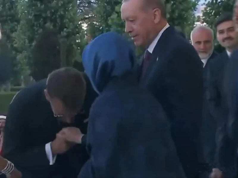 Rəsmi görüşdə tarixi an: Əminə Ərdoğan Makrona əlini öpməyə qoymadı – VİDEO  