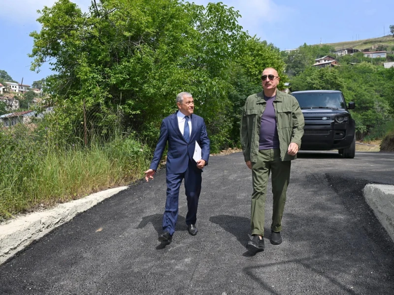 İlham Əliyev Şuşanın Kiçik Qaladərəsi kəndində sakinlərlə görüşüb - FOTOLAR (YENİLƏNİB)