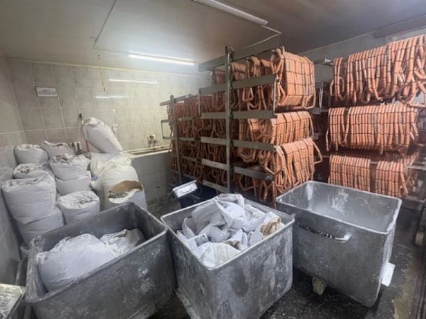 BAKIDA KOLBASA SEXİNDƏ İYRƏNCLİK - Agentlik yoxladı və... + FOTOLAR
