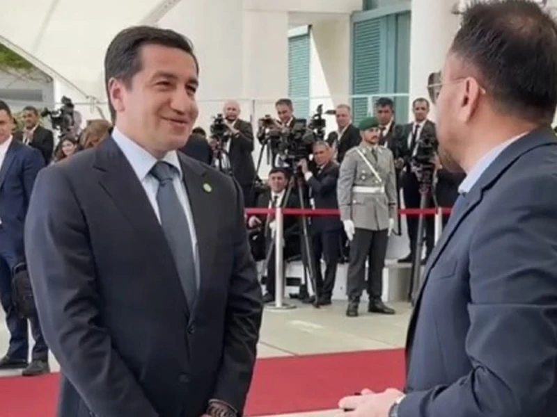 Hikmət Hacıyev Berlində qarşılaşdığı Tural Sadıqlıya belə dedi: \"Həyatda ən çətin şey Vətənə, dövlətə xəyanət etməkdir\" -VİDEO