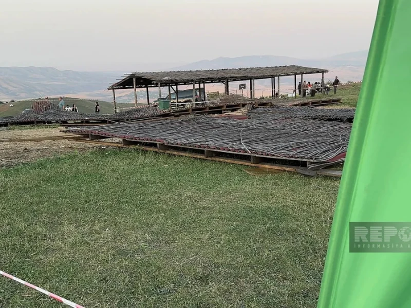 Milli Yaylaq Festivalında taxta konstruksiya aşıb, yaralılar var - FOTO