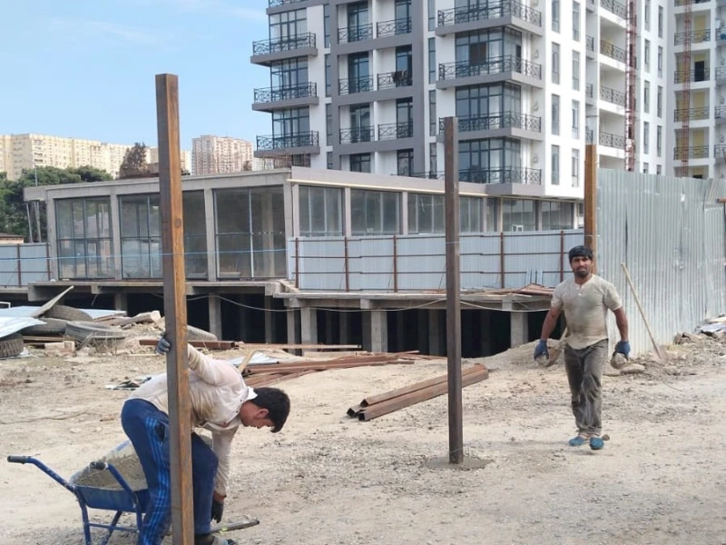  Qaraçuxurda tikinti şirkəti küçəni iki yerə bölüb - Sakinlər şikayət edir, dinləyən yoxdur (FOTO)