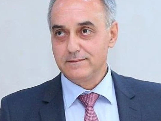 İCRA BAŞÇISI YENİ TƏYİN ETDİYİ MƏMURDAN 200 MİN RÜŞVƏT ALIB? - Başçı suala cavab əvəzinə jurnalisti görüşə çağırıb
