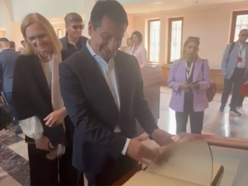 Hikmət Hacıyev diplomatların qarşısında erməni yalanını belə ifşa etdi - VİDEO