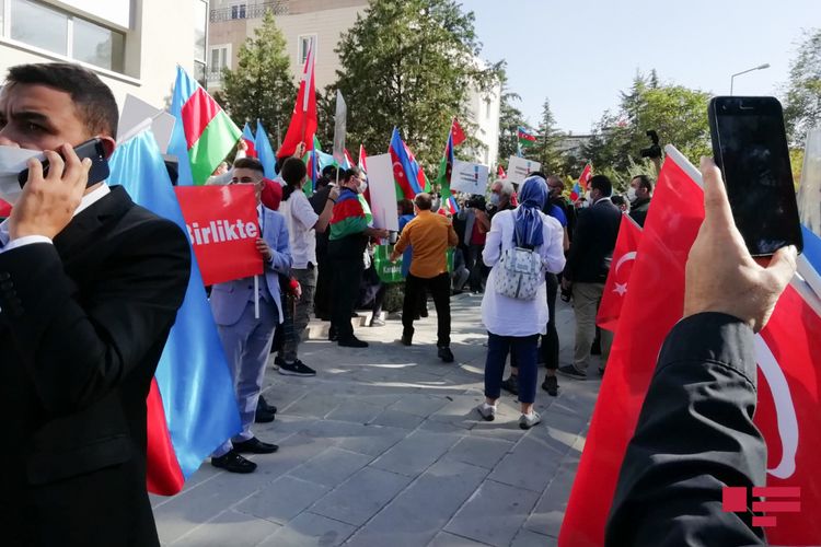 Fransanın Türkiyədəki səfirliyi qarşısında etiraz aksiyası keçirilib